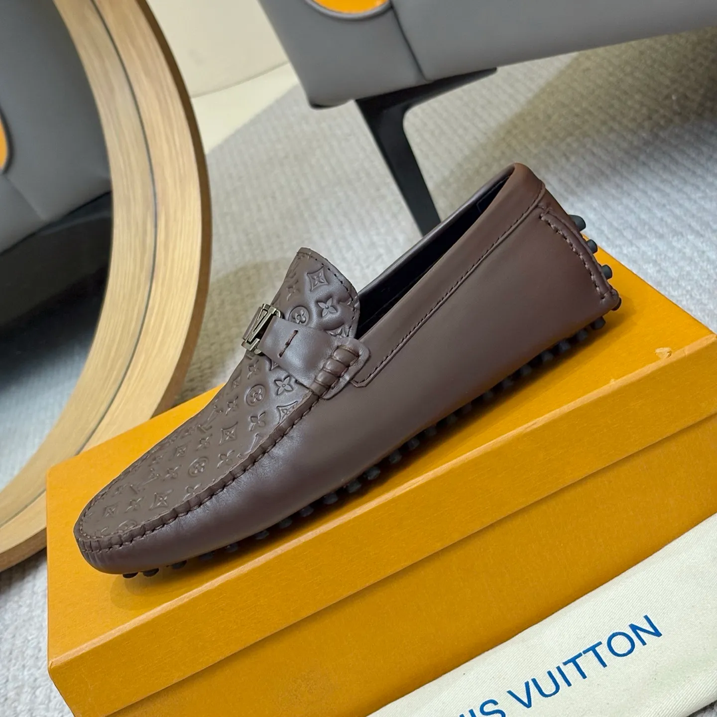 Men's men's shoes 💰420 (Yangli) LV 2⃣️0⃣️2⃣️5️⃣Spring and summer counter GLORIA series models ✈️Original factory special leather production, original last type. A classic driving slip-on casual shoe that shows an elegant style with exquisite craftsmanship details such as Monogram embossing all over the upper🌀Italian imported calfskin fabric Sheepskin foot pads➕Inside～Private mold replica sole Unique style Comfortable driving slip-on Size: 4-12 (38-46) Comes with [Counter packaging: original box, wrapping paper, card, instruction manual, shoehorn, cloth bag] No pressure to enter and leave the counter!